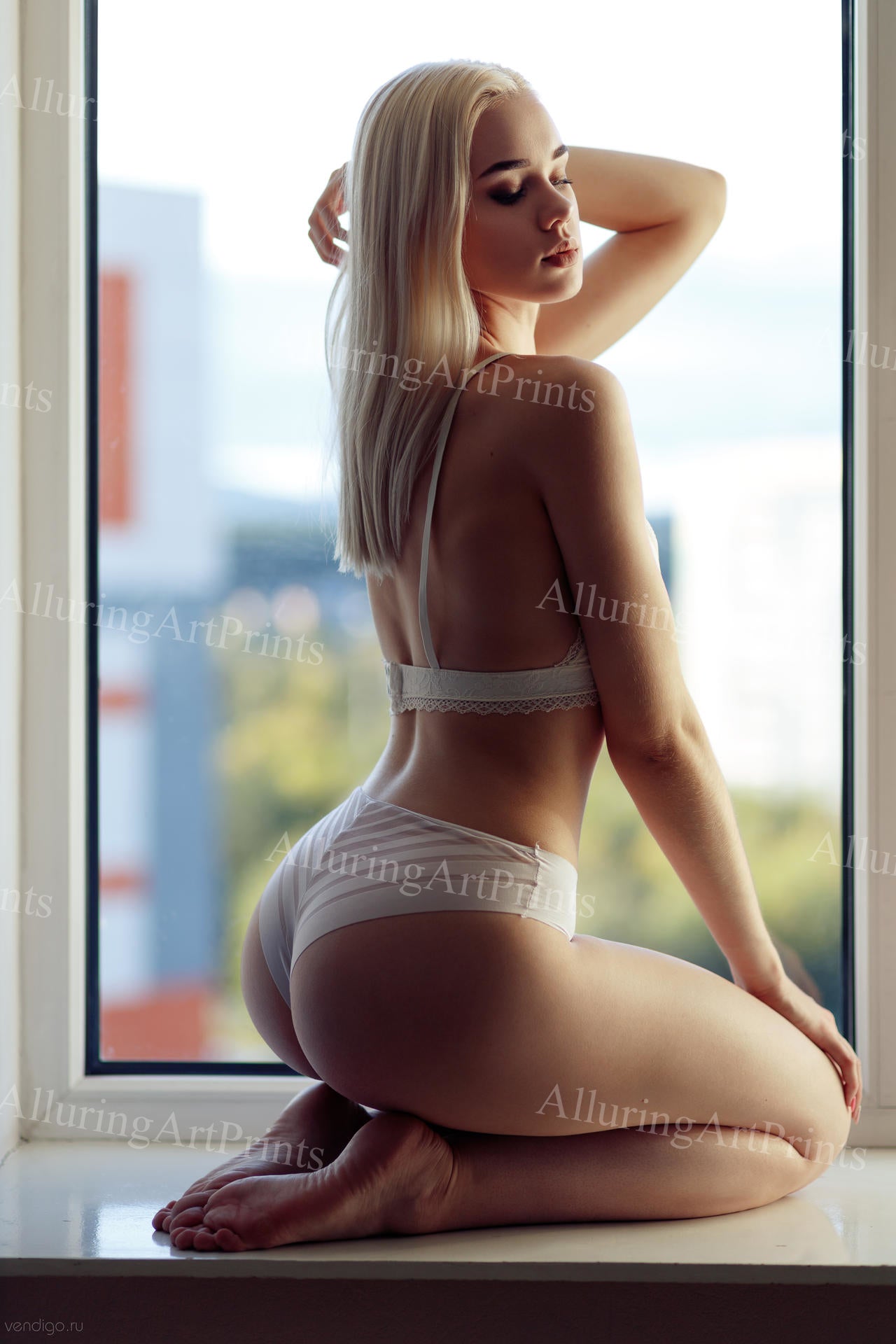 Risque Blonde Model - T665